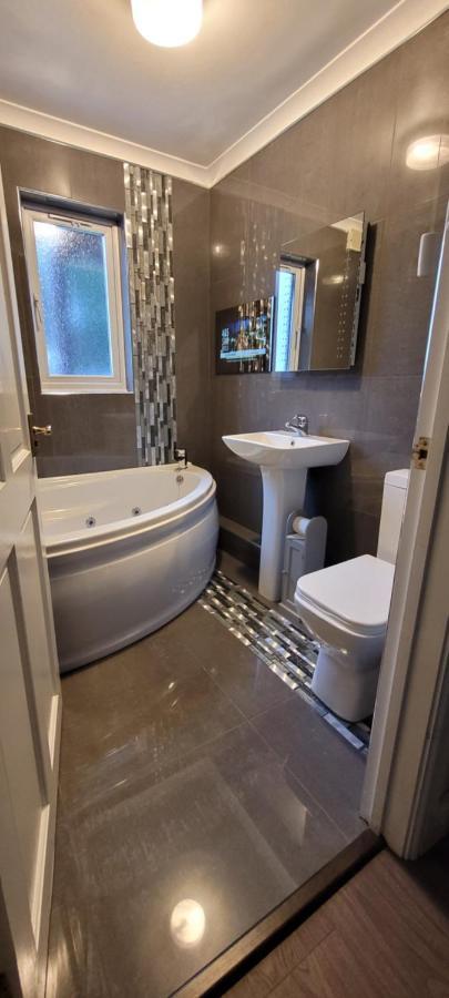 Tides Reach - 3 Bedroom Holiday Home - Llanreath - ペムブローク・ドック エクステリア 写真